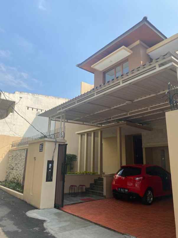 rumah mewah 2 lantai siap huni terawat di kemang utara