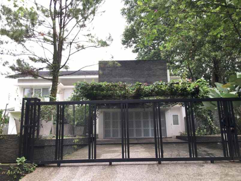 rumah modern indah dengan view golf di sentul city