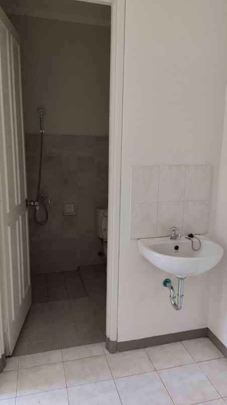 rumah pakuwon city siap huni under 2 m surabaya timur