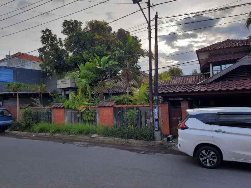 rumah raya kutisari selatan i strategis row 3 mobil