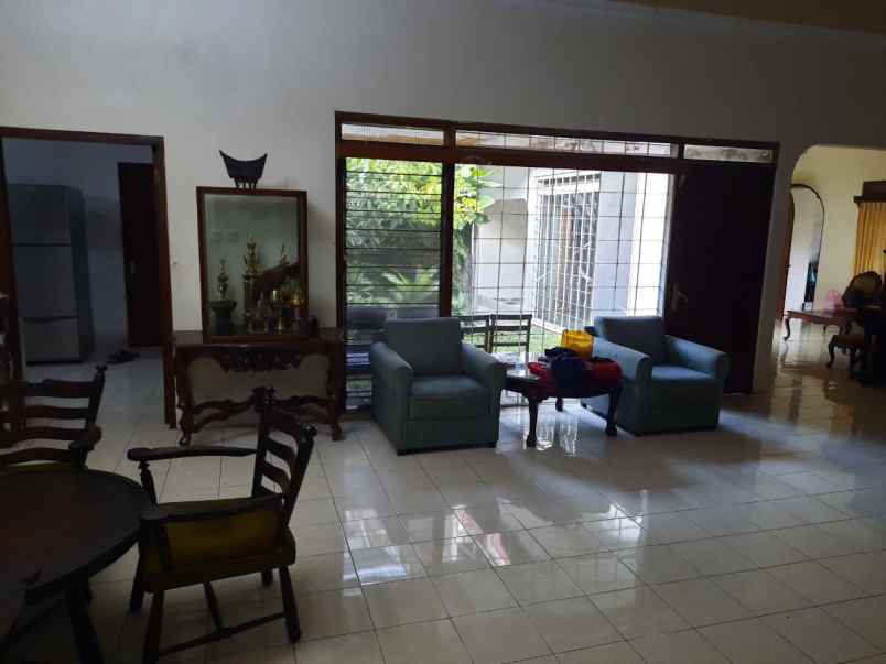 rumah raya kutisari selatan i strategis row 3 mobil