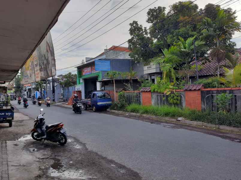 rumah raya kutisari selatan i strategis row 3 mobil