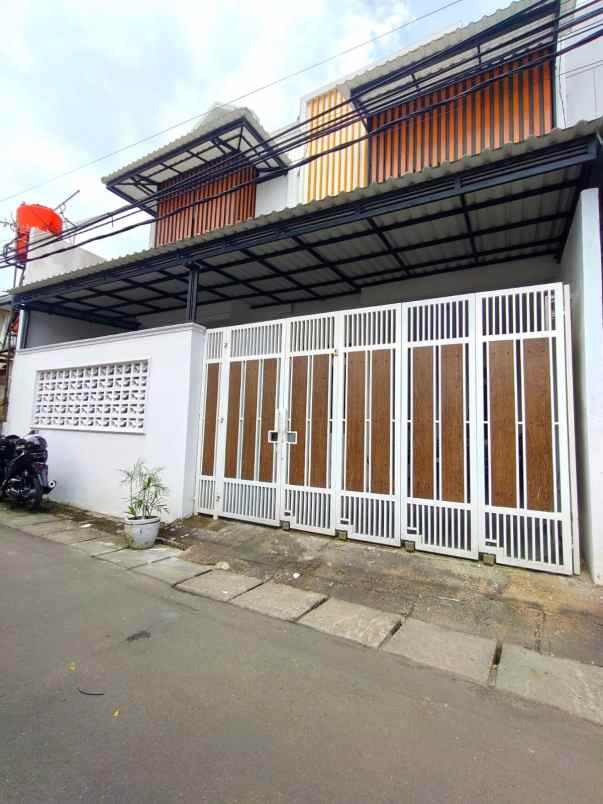 rumah secondary 2 lantai di rawamangun jaktim
