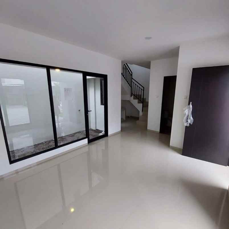 rumah siap huni 2 lantai dekat kampus its merr