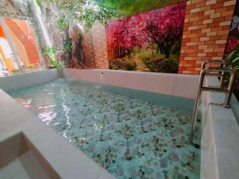 rumah villa strategis plus kolam renang di kota batu