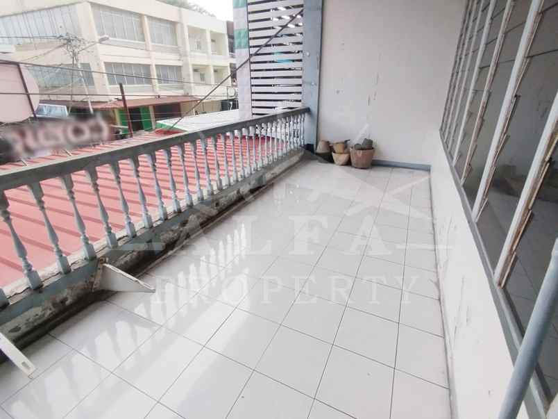 sewa ruko siap pakai halaman luas pusat kota