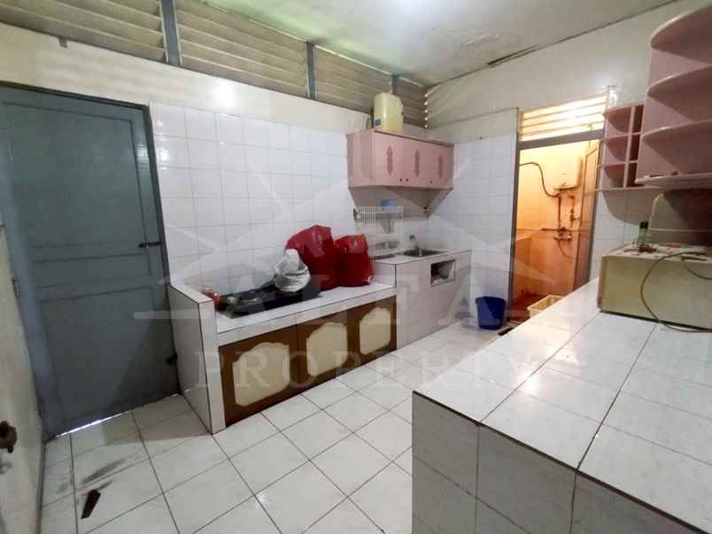 sewa ruko siap pakai halaman luas pusat kota