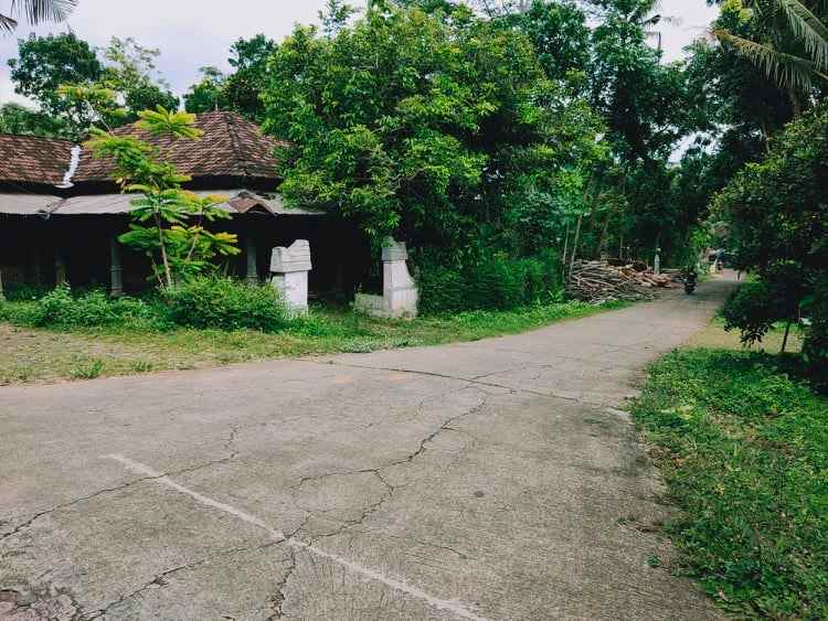 tanah barat pasar mojogedang