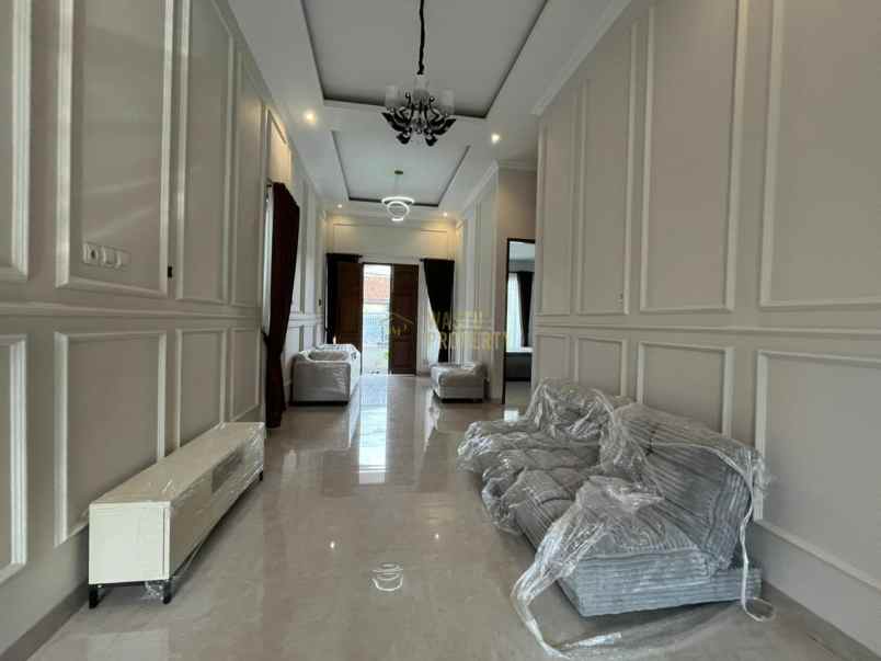 villa design klasik tanah luas di jalan besi jangkang