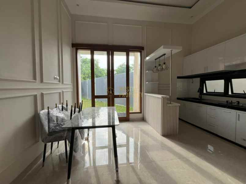 villa design klasik tanah luas di jalan besi jangkang