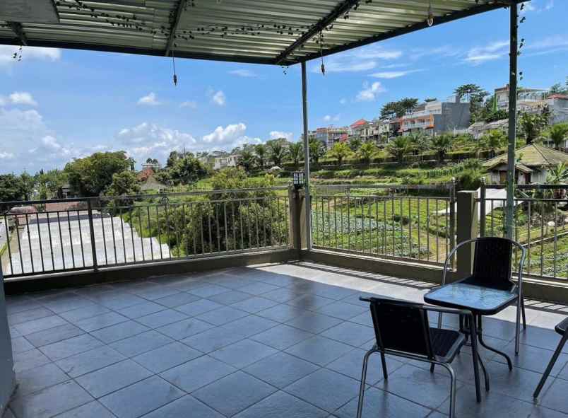 villa mewah 4 lantai di kusuma pinus kota batu