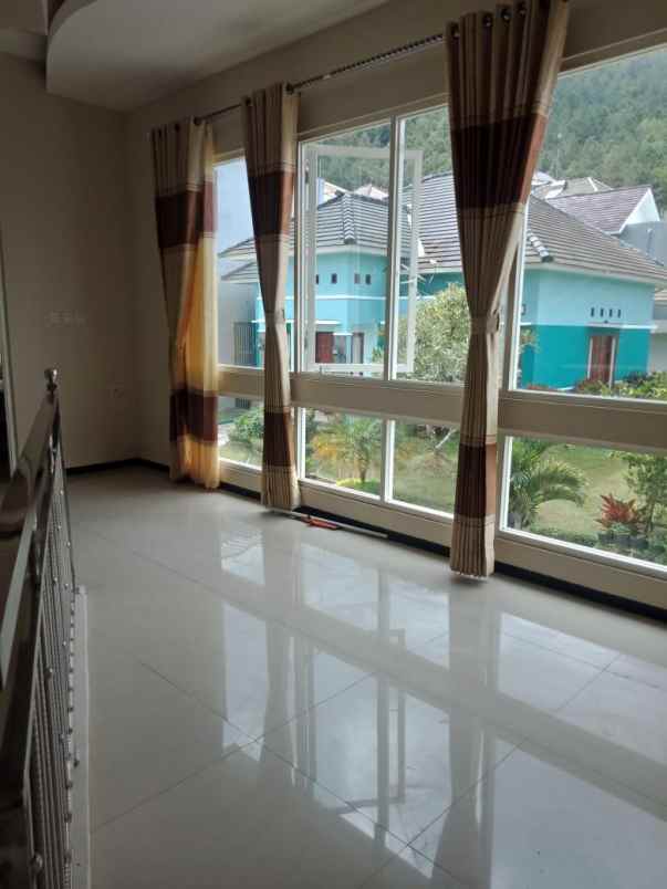 villa mewah 4 lantai di kusuma pinus kota batu