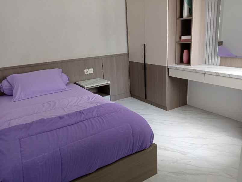 dijual cash rumah mewah 3 lantai di selatan jakarta