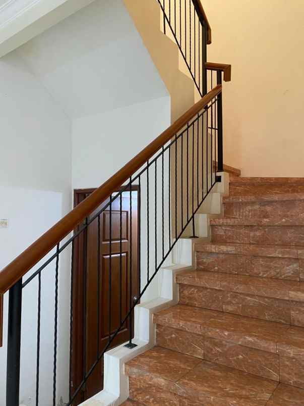 dijual cepat rumah raffles hadap taman