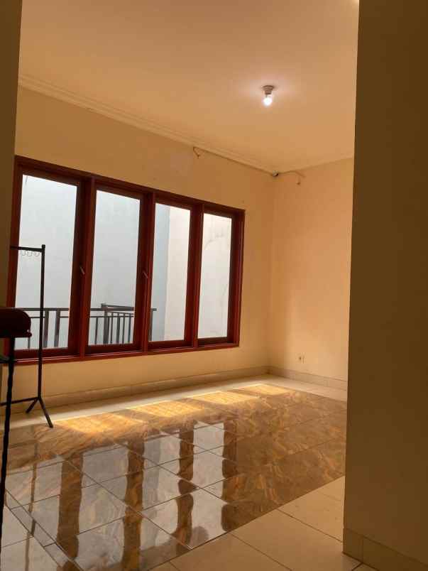 dijual cepat rumah raffles hadap taman