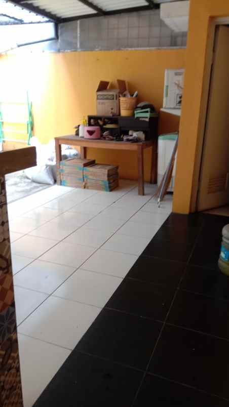 dijual rumah 2 lantai di metland transyogi