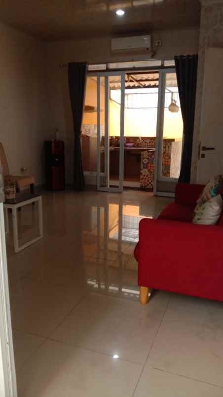 dijual rumah 2 lantai di metland transyogi