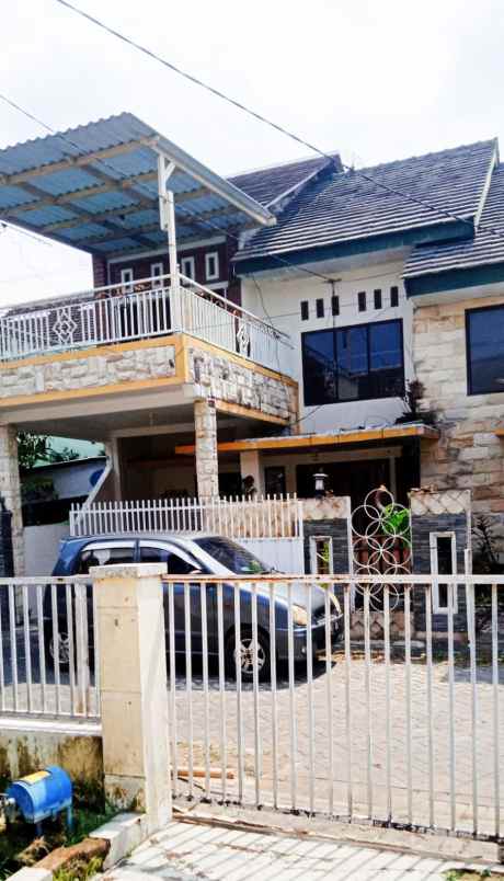 dijual rumah 2 lantai lokasi dinoyo kota malang