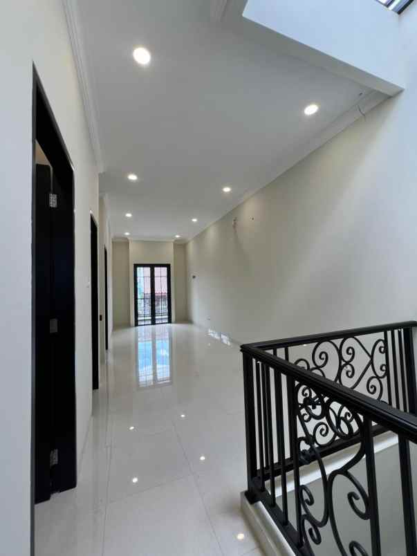 dijual rumah al azhar rawamangun