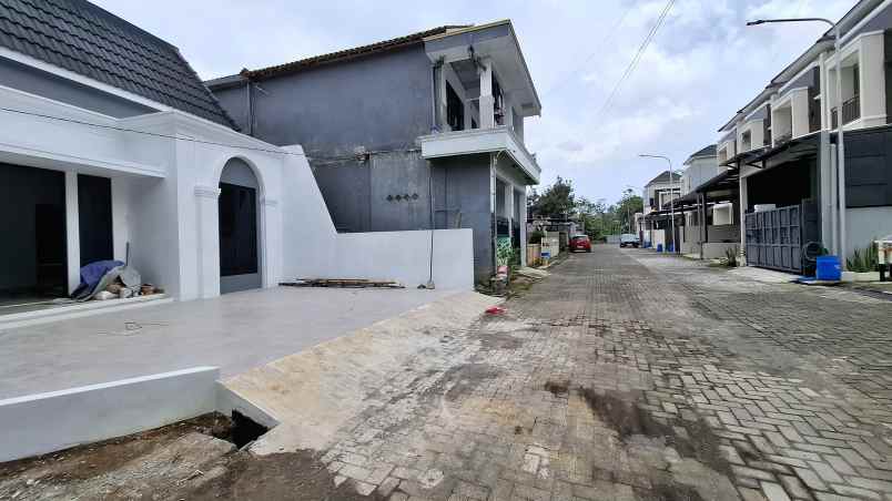 dijual rumah american classic di banyumanik semarang