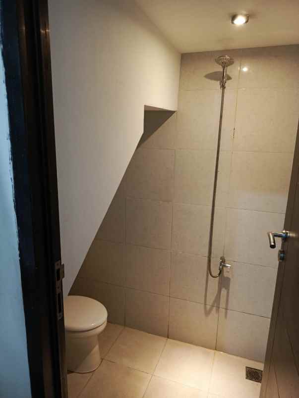 dijual rumah bambu apus kec pamulang