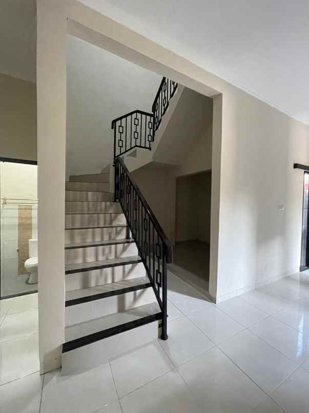 dijual rumah barat unisa