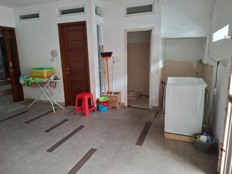dijual rumah boulevard