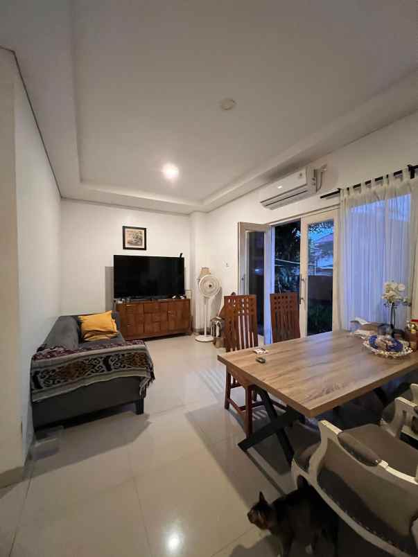 dijual rumah cirendeu