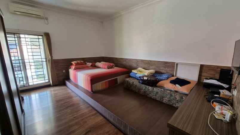 dijual rumah darmo baru barat