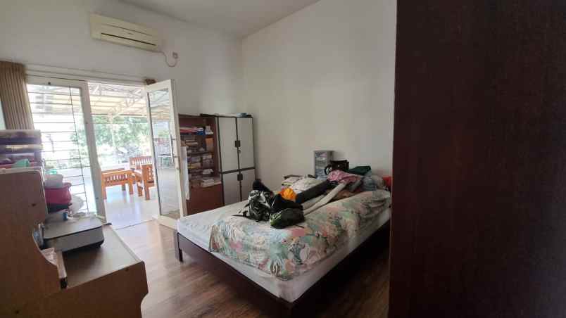 dijual rumah darmo baru barat