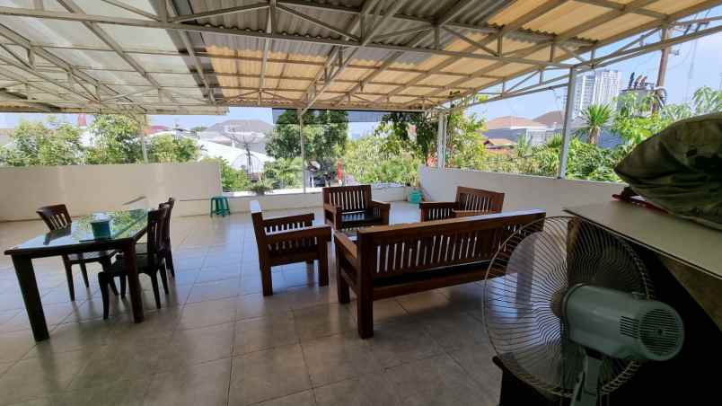 dijual rumah darmo baru barat