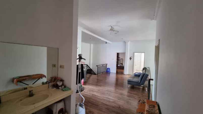 dijual rumah darmo baru barat