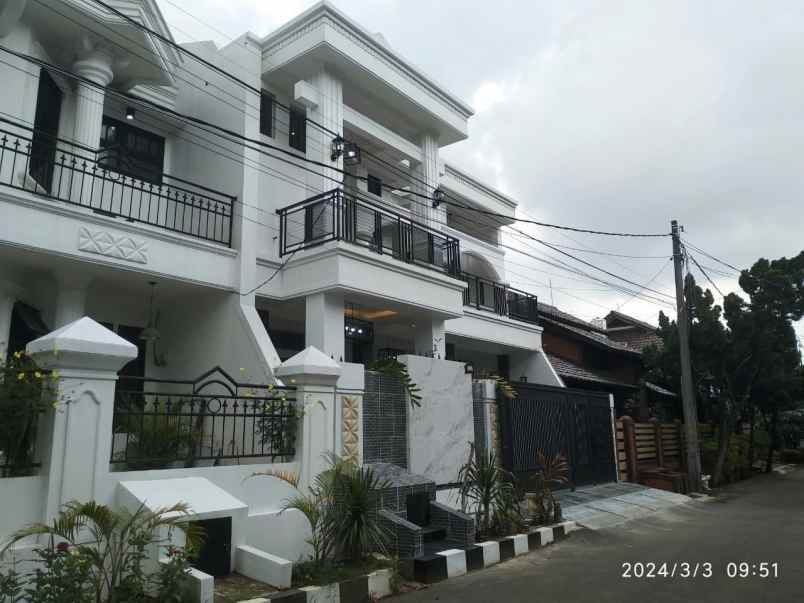 dijual rumah dekat ke living plaza
