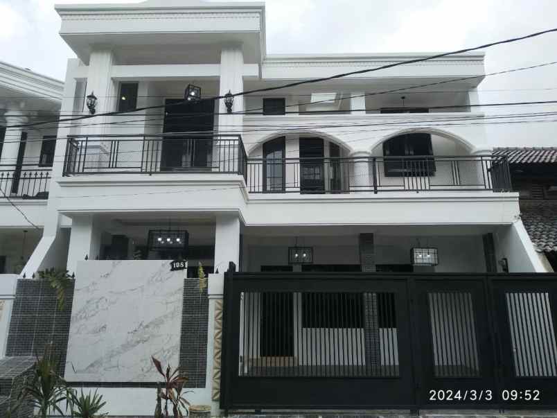 dijual rumah dekat ke living plaza