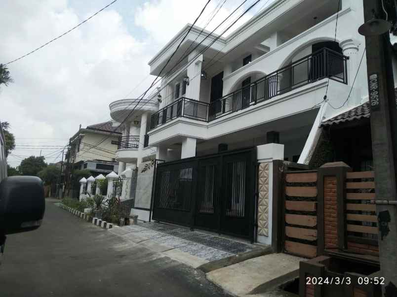 dijual rumah dekat ke living plaza