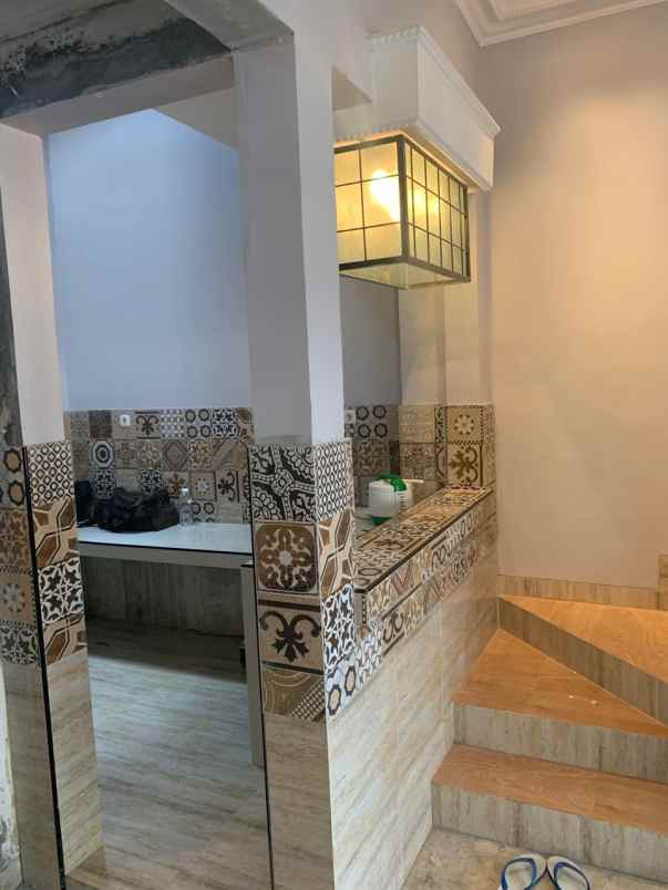 dijual rumah dekat ke living plaza