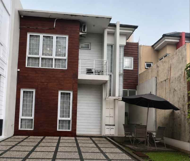 dijual rumah depan taman di kota wisata cibubur