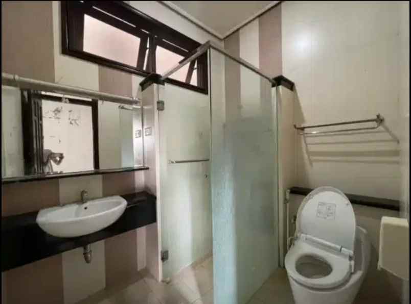 dijual rumah dharmahusada indah