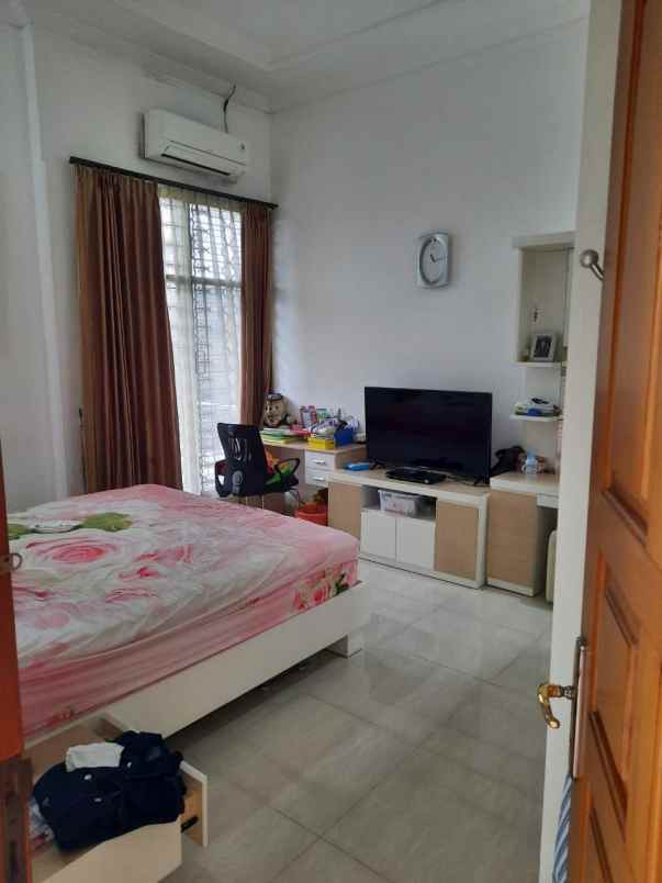 dijual rumah dharmahusada indah