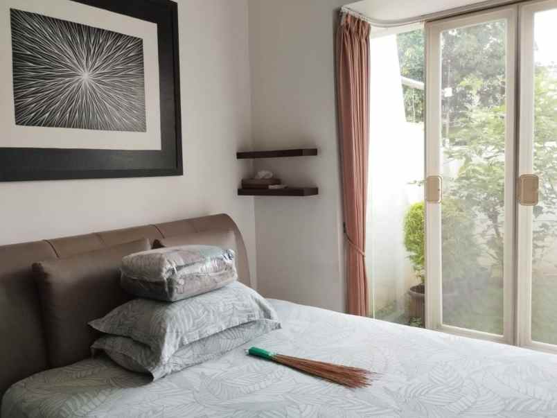 dijual rumah dharmahusada indah utara