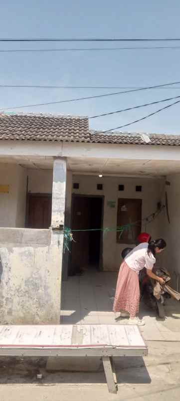 dijual rumah di lingkungan perumahan