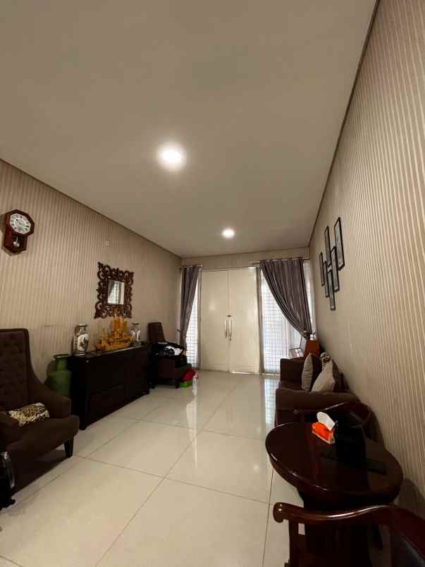 dijual rumah graha famili blok t