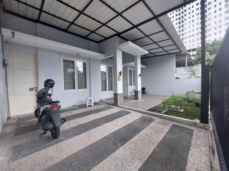 dijual rumah graha santoso