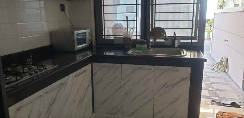 dijual rumah hans regency manyar