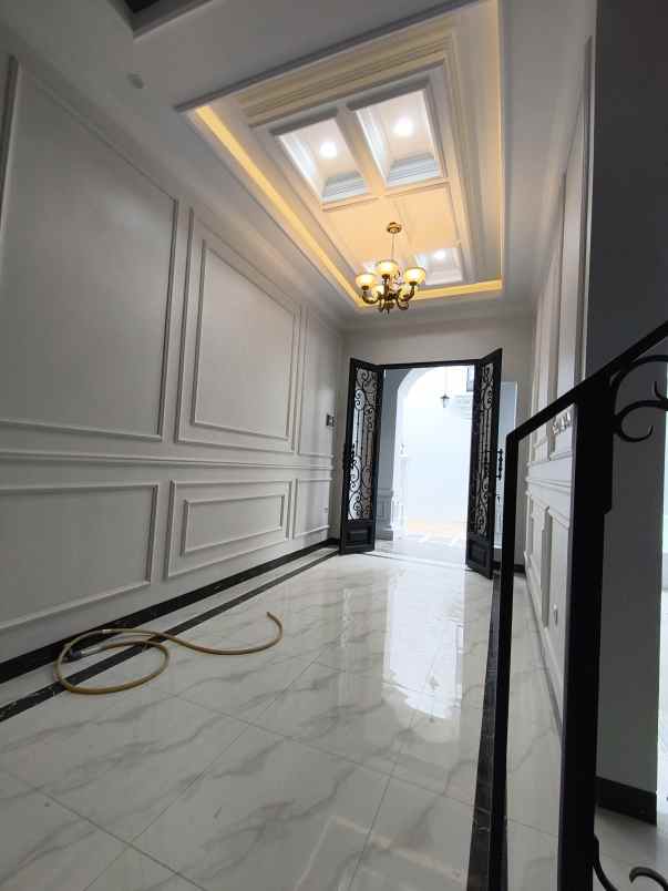 dijual rumah jalan boulevard gdc