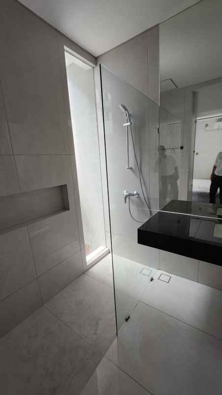 dijual rumah jalan graha famili