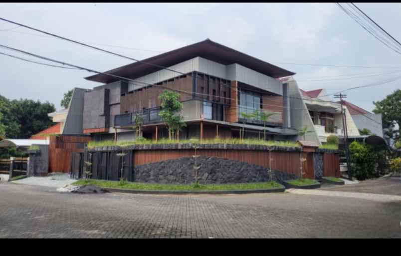 dijual rumah jalan manyar kertoadi