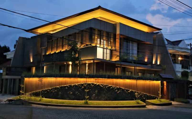 dijual rumah jalan manyar kertoadi