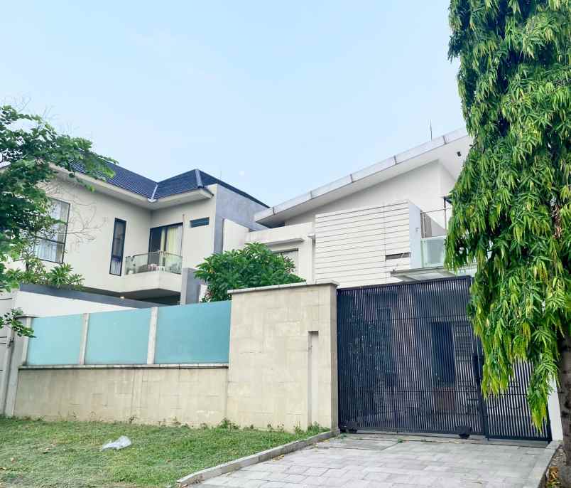 dijual rumah jalan pakuwon indah