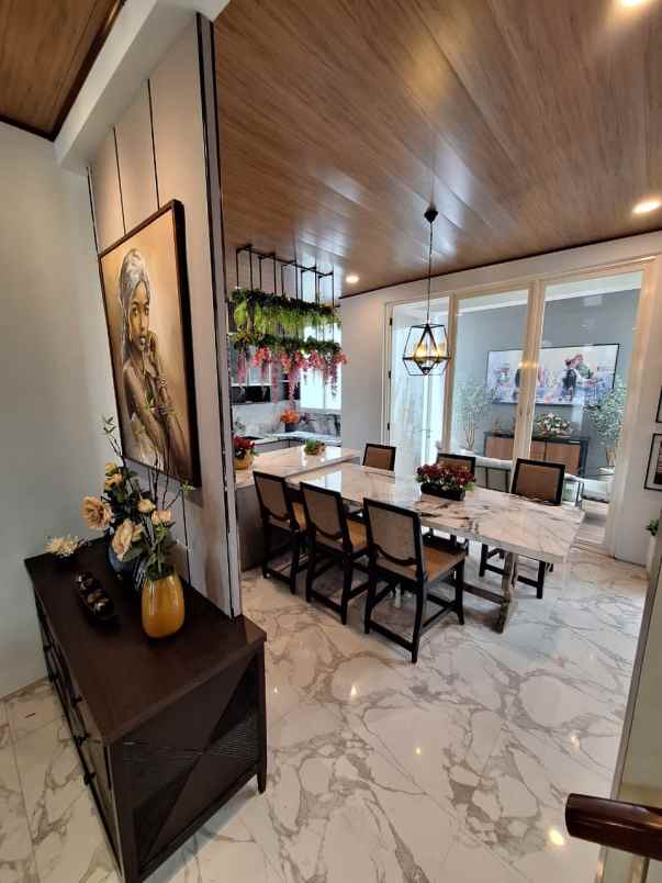 dijual rumah jalan pakuwon indah